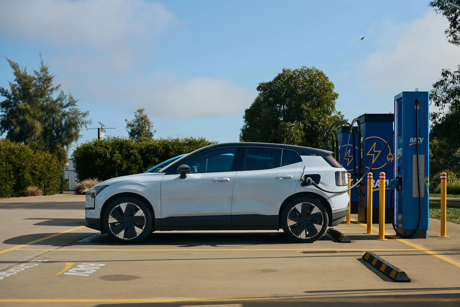 Carbon footprint lifecycle comparison data between electric vehicles and internal combustion engine cars