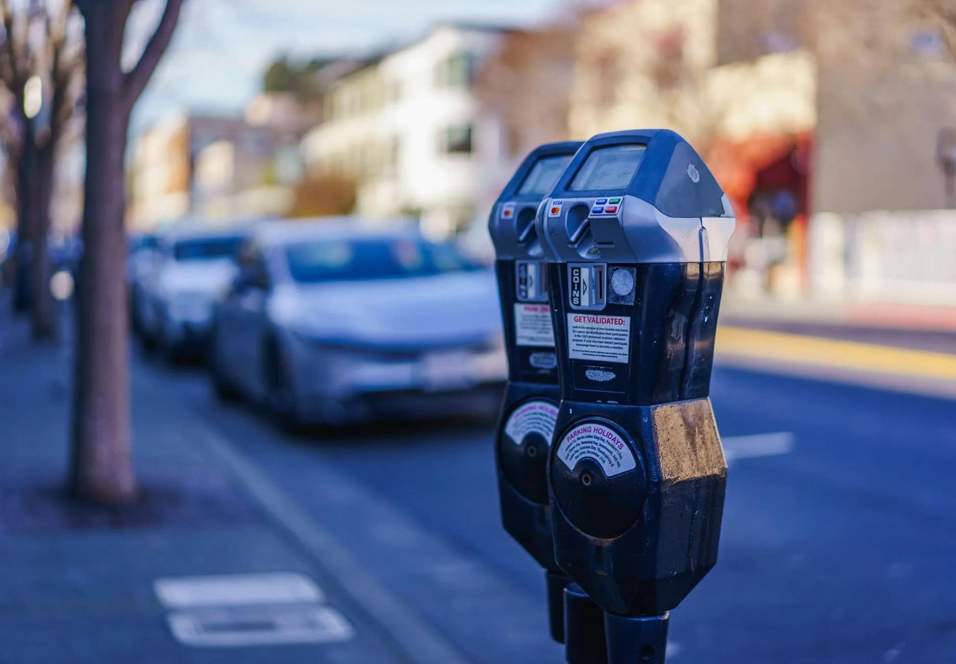 Comparison of autonomous driving approaches: Waymo robotaxi, Tesla Full Self-Driving, and Cruise self-driving vehicles on city streets